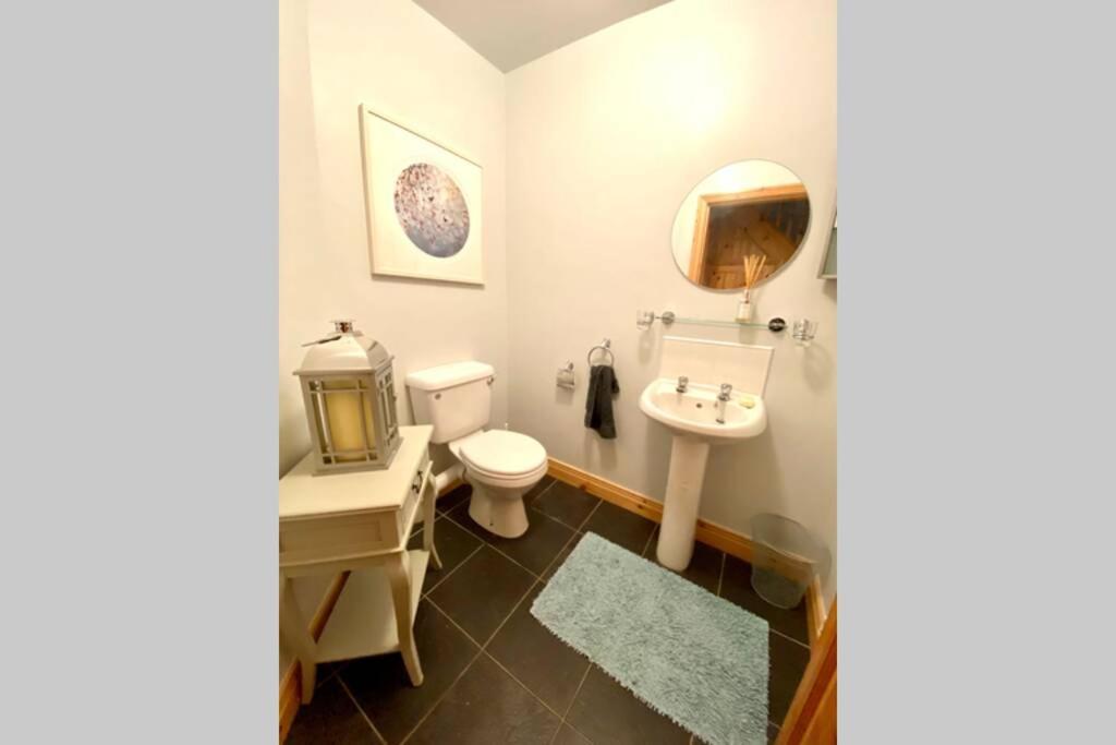 3 Bedroom House Located In Centre Of Carndonagh Exterior foto