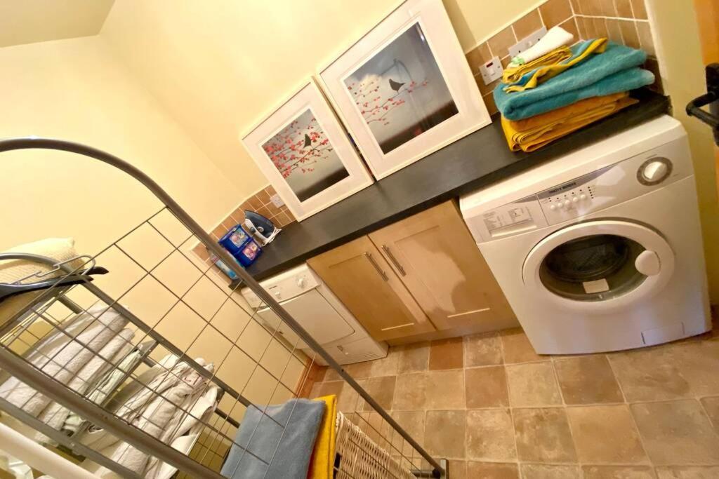 3 Bedroom House Located In Centre Of Carndonagh Exterior foto